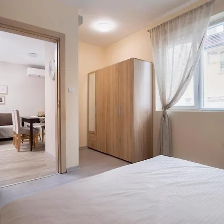 Cozy Next To Aliosha Apartment *